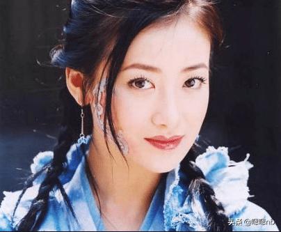 出道不温不火，曾被称为“华谊电视剧一姐”，