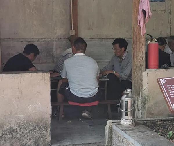 国内最“接地气”寺庙，殿内拜佛殿外打麻将，游客不多却香火旺盛