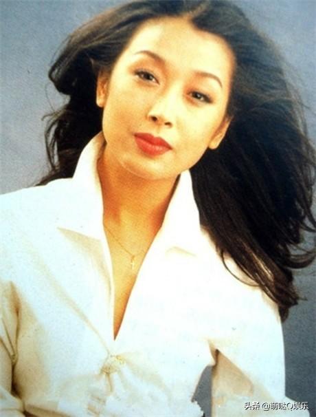 她因一首歌而成名，六次登上春晚嫁入豪门低调产子如今成这样。