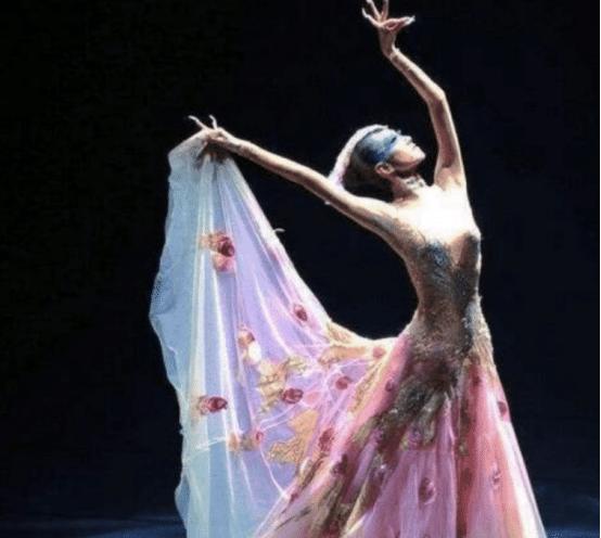 61岁的杨丽萍不吃肉不生育，如今仍然肤白貌美，