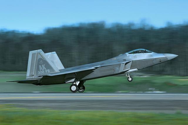 美军F22靠近委内瑞拉，被中国制造的雷达发现，