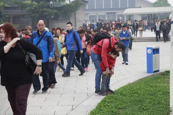 游客不讲文明，丢人丢到国外，哪个国家的游客