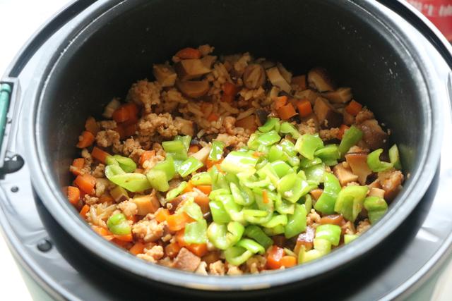 伏天别炒菜了，学会这个懒人焖饭，有菜有肉有饭，太适合懒人了