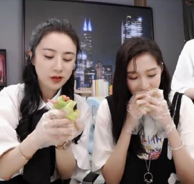 关晓彤现身薇娅直播间，放飞自我变吃货主播，终于没人管我了