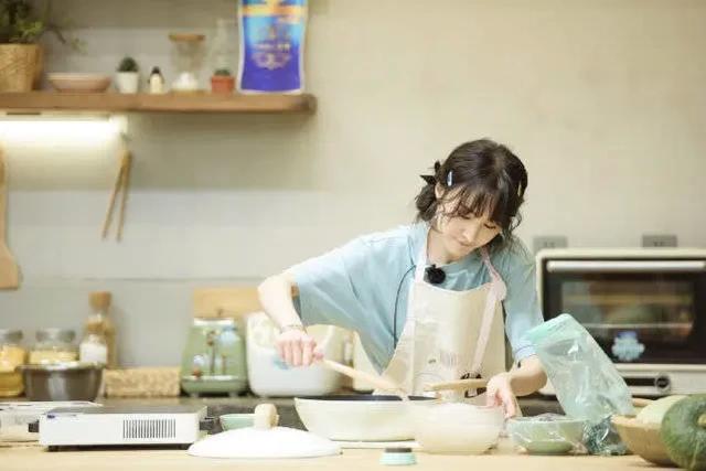 郑爽最新造型曝光！自制低脂减肥餐，手法娴熟，厨艺了得