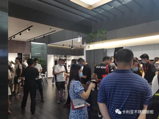 火爆！广州建博会第三天，和记AG平台娱乐官网
不锈钢橱柜展厅再现“人海”