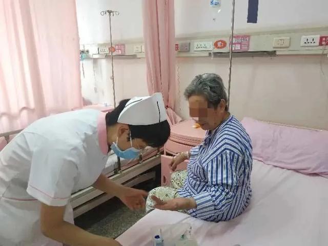 被困|高龄母女被困电梯4天3夜 互喝尿液求生