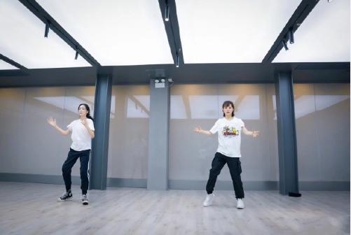 孙俪又与妹妹尬舞，黑色T恤配工装裤走在时尚前沿，马尾辫也加分