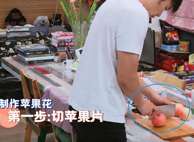 李晨下厨做“苹果花”，我却在意妈妈的叮嘱，瞬间被暖到了