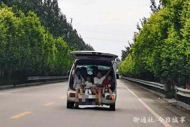 山东冠县一辆面包车变身小“敞跑”，四个娃坐后面“兜风”遭举报-聊城头条