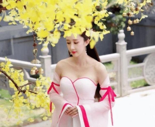 成爛片女王后的她，出名整容失敗還耍大牌，如今拍啥戲都翻不了身