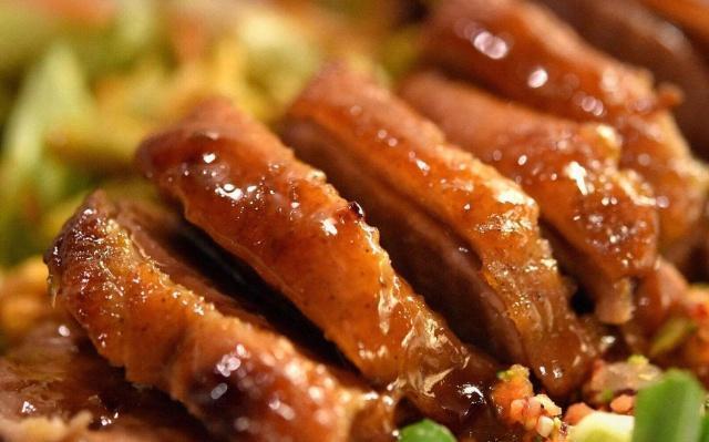 一只活鸭50元，有些街边卖的烤鸭只卖19元？内行