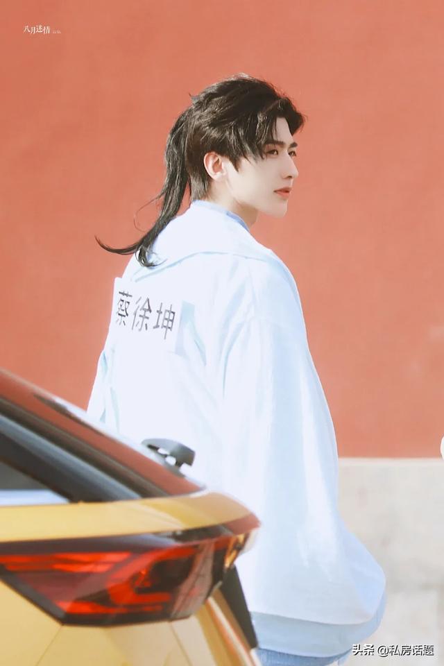 蔡徐坤被沙溢糊弄嗦喽嗦喽链条，这姿势太撩人