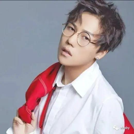 想红太难！34岁歌手刘维带二维码求观众买歌，宣