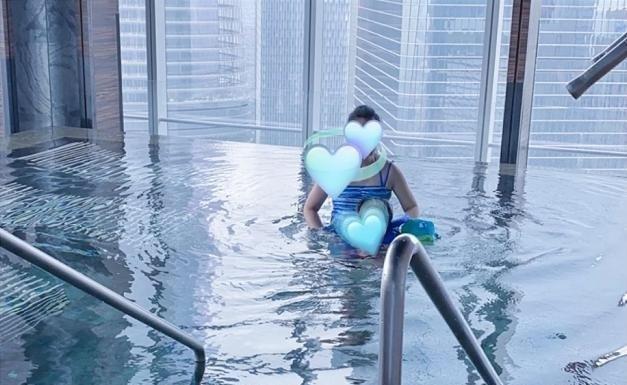 baby穿浴袍陪儿子游泳被偶遇，小海绵正脸出镜，神似黄晓明