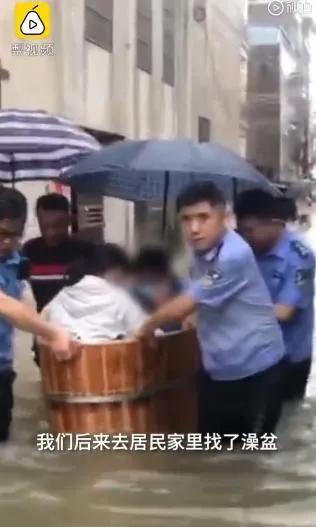 澡盆|高考生坐澡盆被民警护送进考场太暖心