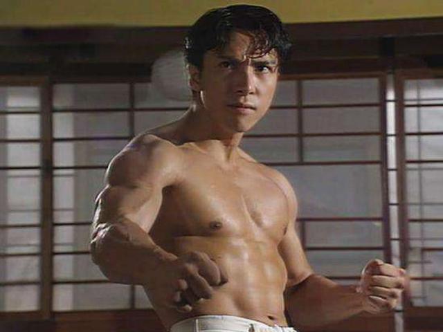 甄子丹身材绝了！57岁浑身肌肉，腹肌如搓衣板力压小鲜肉