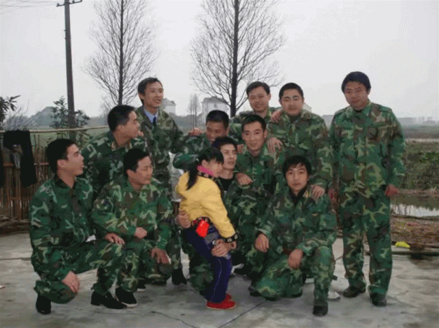 35个|一个女孩35个老兵爸爸 照顾女儿长大