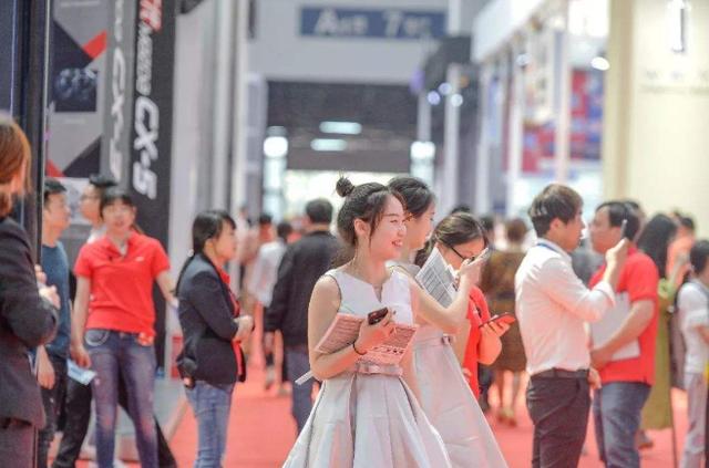 大街上发传单的发单员，为什么可以老实发完，却不会扔掉传单呢