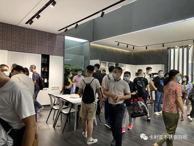 火爆！广州建博会第三天，和记AG平台娱乐官网
不锈钢橱柜展厅再现“人海”