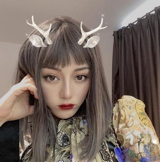 迪丽热巴越来越“Lisa化”了？齐刘海黑眼线，好似双胞胎姐妹