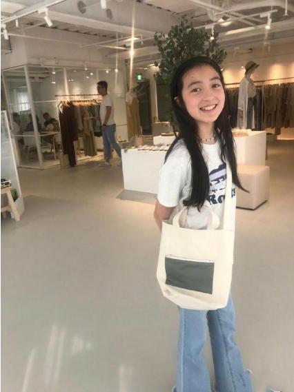 夏克立女儿已长大！夏天穿T恤配牛仔裤清纯极了