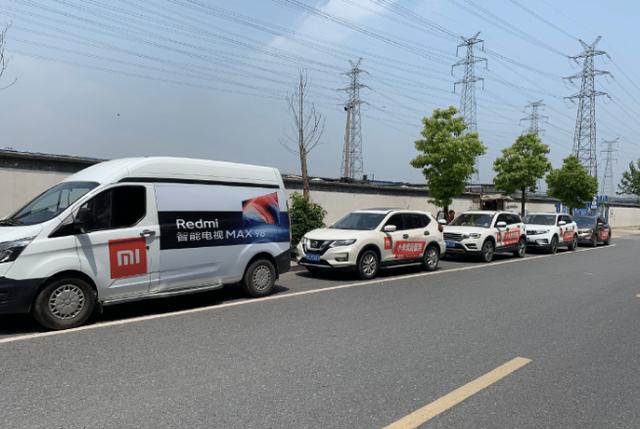 红米电视19999元，动用5辆车16个人抬上40楼，还赚