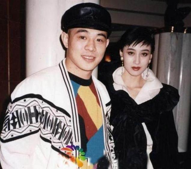 1989年，李连杰遇见利智，抛弃师姐黄秋燕后，对利智许下10年承诺