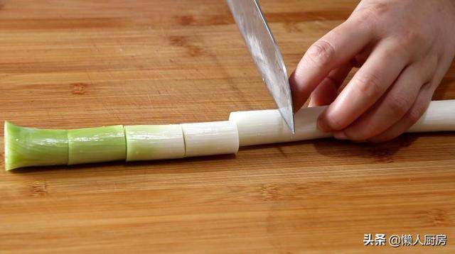 不用油炸不用烤，这是日式鸡肉串的做法，配上大葱一起吃，太香了