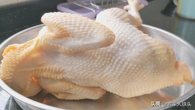 4斤鸡一抹二腌三入锅，教你客家盐水鸡，咸香独特，比盐焗鸡还香