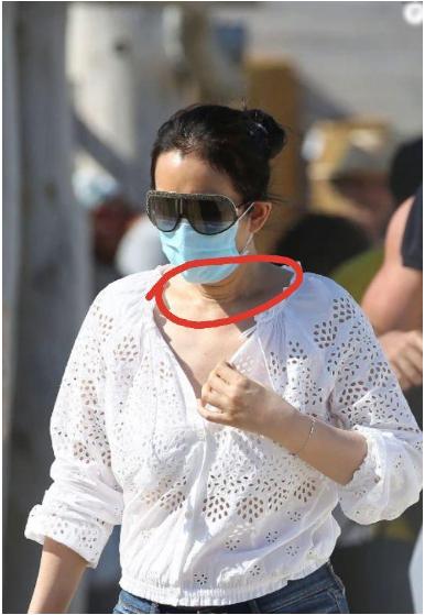 55岁巩俐也难逃中年发福，牛仔短裤勒出“赘肉”