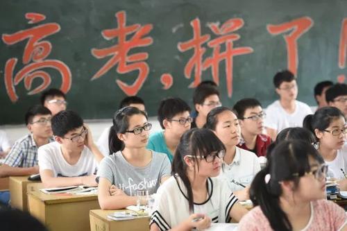 女孩|一字马女孩高考成绩457分 抓拍照片成经典身后却有专业团队