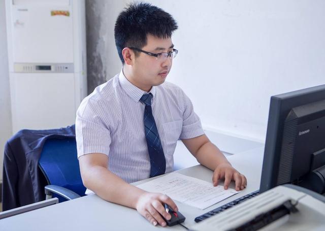 银行客户经理：拓展客户容易，营销上级部门太