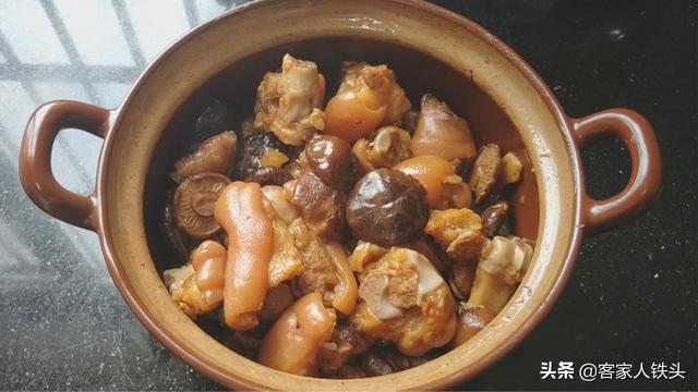 香菇炖猪脚：一个客家传统味道做法，软糯浓香，满满的胶原蛋白