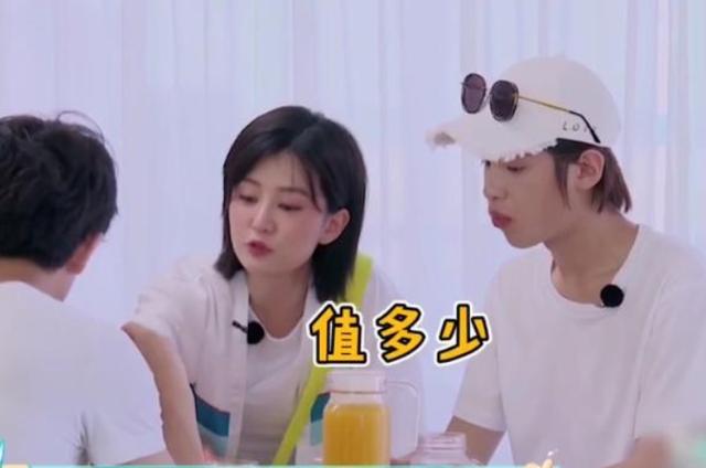 乔欣独自收拾节目场地时，有谁留意王一博说啥