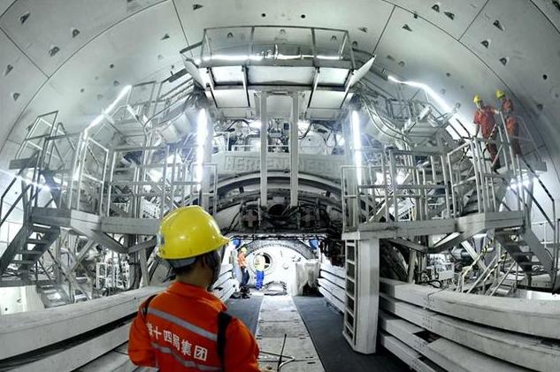 中国大直径水下盾构公路隧道，南京长江第五大桥夹江隧道全线贯通
