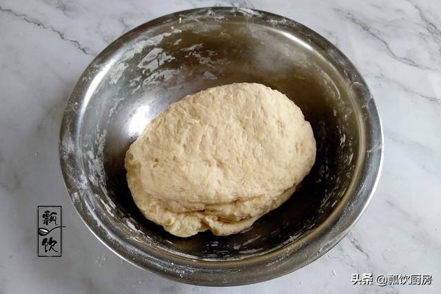 面粉加红豆，早起电饭锅一蒸，比面包还好吃，做早餐特别棒