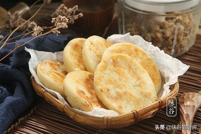 快立秋了，早餐饼这样做营养更足，皮薄馅多又美味，家人喜欢吃