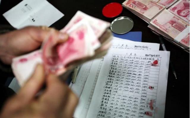 女同事问我工资多少，我说了3个字，第二天就被