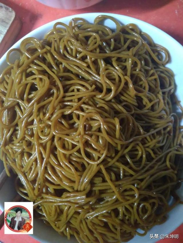 朱坤明：最喜欢的就是荞面饸饹，基本上两三天就吃一回，炒西红柿