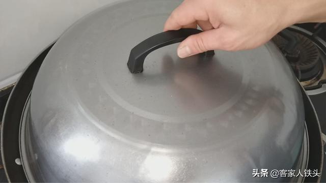 面粉中打入3个鸡蛋，筷子一搅装6碗，早餐一人吃一碗，简单营养