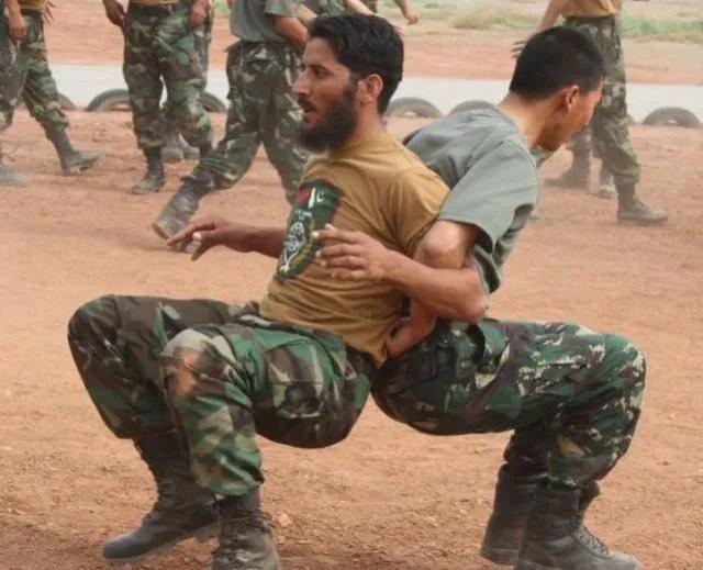 中巴友谊有多深？巴基斯坦兄弟越过国界线，喊