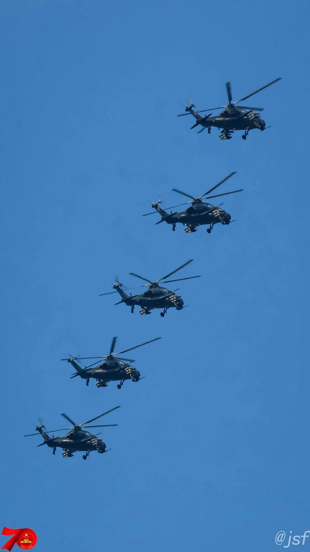 国庆阅兵首次亮相的6架直20同框