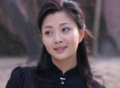 殷桃背后的5个男人，为何至今还单身？看完她的