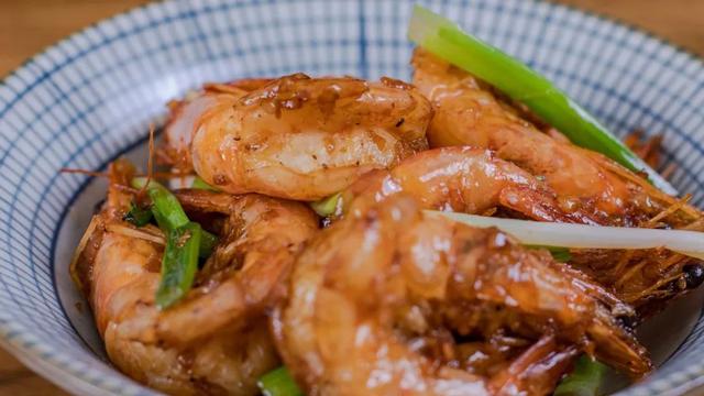 连虾壳都不想放过油爆虾，今天就教你做好它的小秘诀