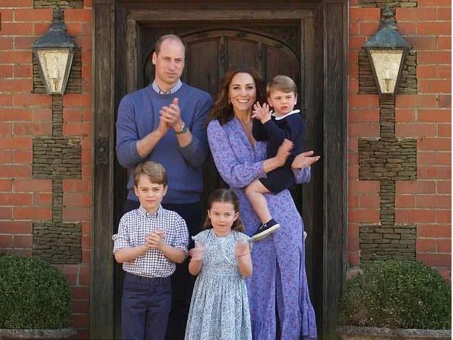 乔治王储长大了一岁，褪去婴儿肥变英俊小少年，眉眼间像凯特王妃