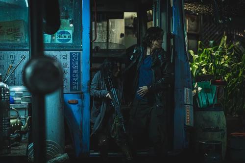 《釜山行2》上映，今年的黑马来袭，没有孔刘的丧尸片你还期待吗