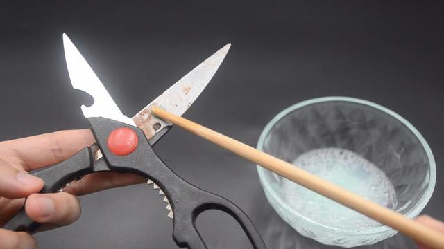不管剪刀多钝多锈，一个简单的方法，剪刀立马锋利如新，太实用了