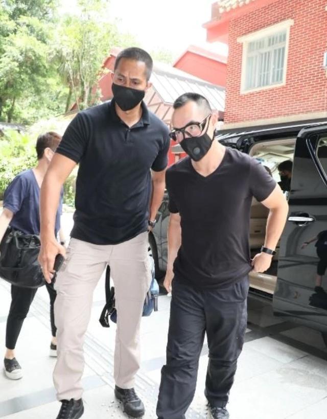 赌王法事现场：窦骁何超莲穿潮服像走秀，何猷君头发长得能扎小辫