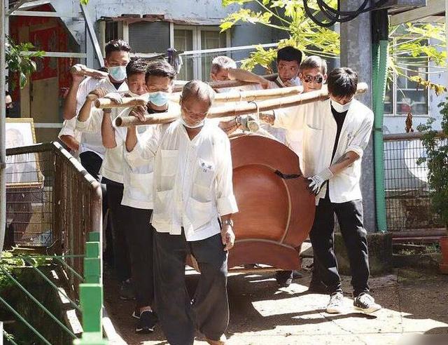 难怪不受重用！赌王何鸿燊灵柩转移，四子护驾竟有一人手不离机